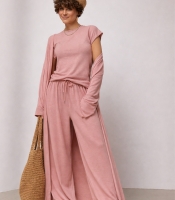 Легкий костюм із довгого кардигана, футболки та широких штанів