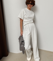 Трикотажний костюм із футболки та штанів з декоративними швами