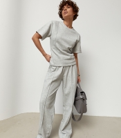 Трикотажний костюм із футболки та штанів з декоративними швами