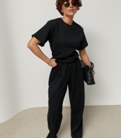 Трикотажний костюм із футболки та штанів з декоративними швами