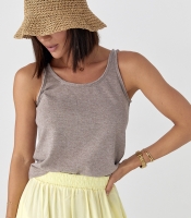 Однотонна жіноча майка з необробленою окантовкою