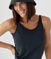 Однотонна жіноча майка з необробленою окантовкою