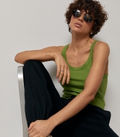 Однотонна трикотажна майка в рубчик