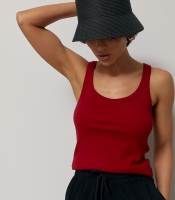 Однотонна трикотажна майка в рубчик