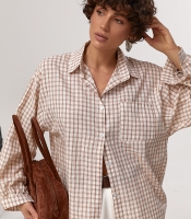 Сорочка в клітинку з вишитим надписом на спині