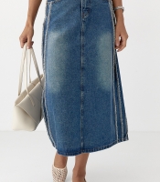 Джинсова спідниця зі швами назовні