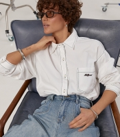 Котонова сорочка з накладною кишенею із написом