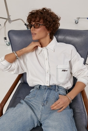 Котонова сорочка з накладною кишенею із написом