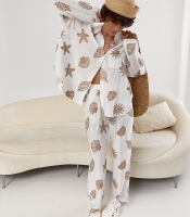 Костюм із сорочки та прямих штанів із пляжними мотивами