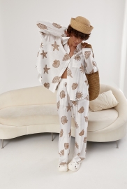 Костюм із сорочки та прямих штанів із пляжними мотивами