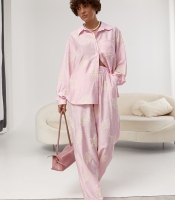 Костюм із сорочки та прямих штанів із пляжними мотивами