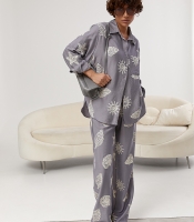 Костюм із сорочки та прямих штанів із пляжними мотивами