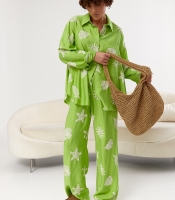 Костюм із сорочки та прямих штанів із пляжними мотивами