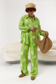 Костюм із сорочки та прямих штанів із пляжними мотивами