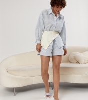 Костюм із сорочки та шортів із в'язаною накидкою