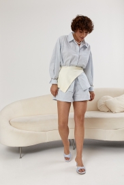 Костюм із сорочки та шортів із в'язаною накидкою