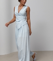 Костюм із блузи на запах та штанів палаццо