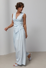 Костюм із блузи на запах та штанів палаццо