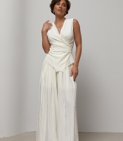 Костюм із блузи на запах та штанів палаццо