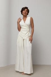 Костюм із блузи на запах та штанів палаццо