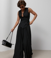 Костюм із блузи на запах та штанів палаццо