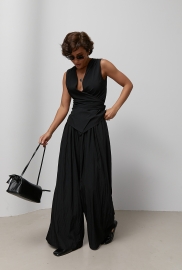 Костюм із блузи на запах та штанів палаццо