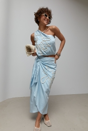 Літній костюм із блузи на одне плече та прямої спідниці на запах