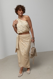 Літній костюм із блузи на одне плече та прямої спідниці на запах