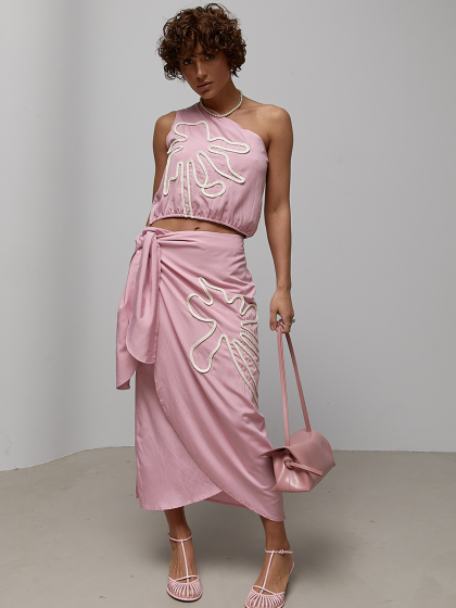 Літній костюм із блузи на одне плече та прямої спідниці на запах