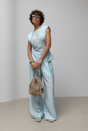 Однотонний легкий костюм із блузи та прямих штанів