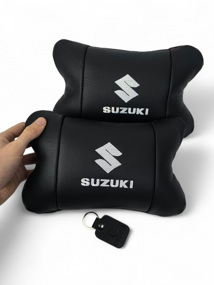 Набір шкіряних подушок Suzuki з вишивкою логотипу + брелок у подарунок для авто