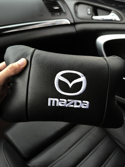 Набір шкіряних подушок Mazda з вишивкою логотипу + подарунок – шкіряний брелок