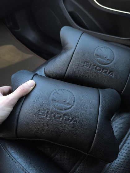 Набір авто подушок Skoda з натуральної шкіри + брелок, Автоподушка на підголовник