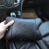 Набір авто подушок Skoda з натуральної шкіри + брелок, Автоподушка на підголовник  W-WS82639
