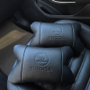 Набір авто подушок Skoda з натуральної шкіри + брелок, Автоподушка на підголовник  W-WS82639