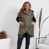 Жилетка женская теплая плащевка лаке на синтепоне 150 с карманами и объемным капюшоном