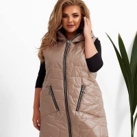 Жилетка женская теплая плащевка лаке на синтепоне 150 с накладными карманами с капюшоном 