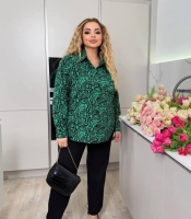 Костюм женский из софта и креп-дайвинга: свободная блузка с принтом и зауженные брюки весенний