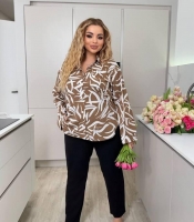 Костюм женский из софта и креп-дайвинга: свободная блузка с принтом и зауженные брюки весенний