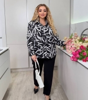 Костюм женский из софта и креп-дайвинга: свободная блузка с принтом и зауженные брюки весенний