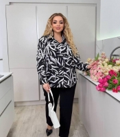 Костюм женский из софта и креп-дайвинга: свободная блузка с принтом и зауженные брюки весенний