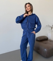 Костюм женский из микровельвета с укороченной курткой на молнии и брюками весенне-летний