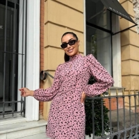 Платье-мини женское из софта с разрезом на груди и карманами весенне-летнее