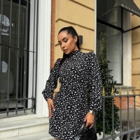 Платье-мини женское из софта с разрезом на груди и карманами весенне-летнее