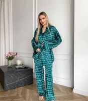 Костюм женский из шелка свободного кроя с рубашкой и прямыми брюками весенний