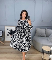 Платье трапеция свободное со штапеля с цветочным принтом на кнопках с завышенной талией и поясом свободного кроя весеннее