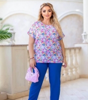 Прогулочный костюм женский из софта с цветочным принтом и яркими однотонными брюками весенний