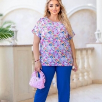 Прогулочный костюм женский из софта с цветочным принтом и яркими однотонными брюками весенний