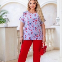 Прогулочный костюм женский из софта с цветочным принтом и яркими однотонными брюками весенний