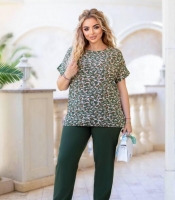 Прогулочный костюм женский из софта с цветочным принтом и яркими однотонными брюками весенний